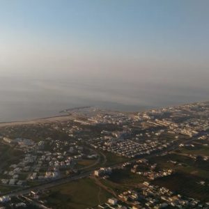 Vol au-dessus d'un village côtier au Tunisian Balloons Festival