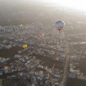 Vol au-dessus d'une ville au Tunisian Balloons Festival